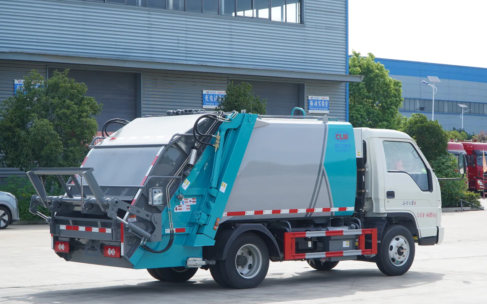 5m³ Foton garbage compactor truck, rear-side body view