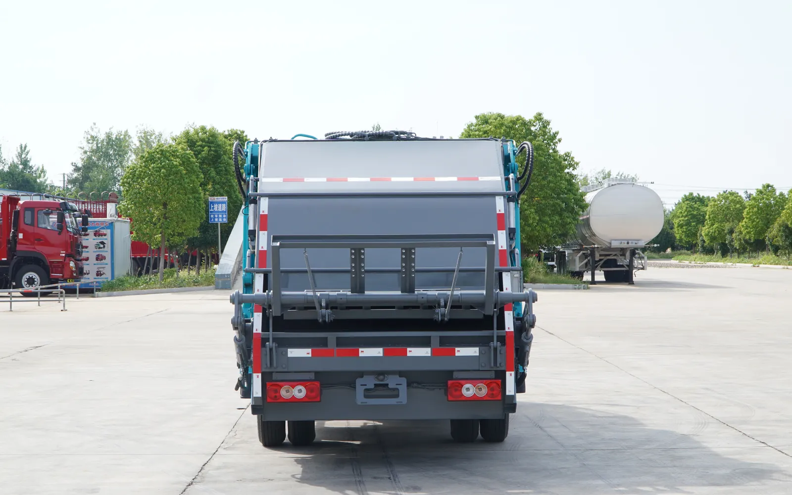 5m³ Foton garbage compactor truck, rear loading mechanism view